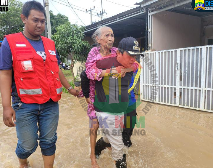 Subadri Evakuasi Lansia Yang Terjebak Banjir 9388